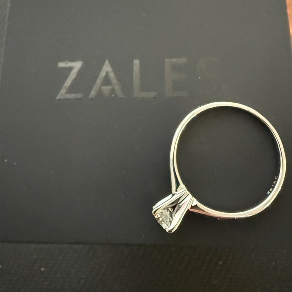 Engagement ring - Picture 5 of 8